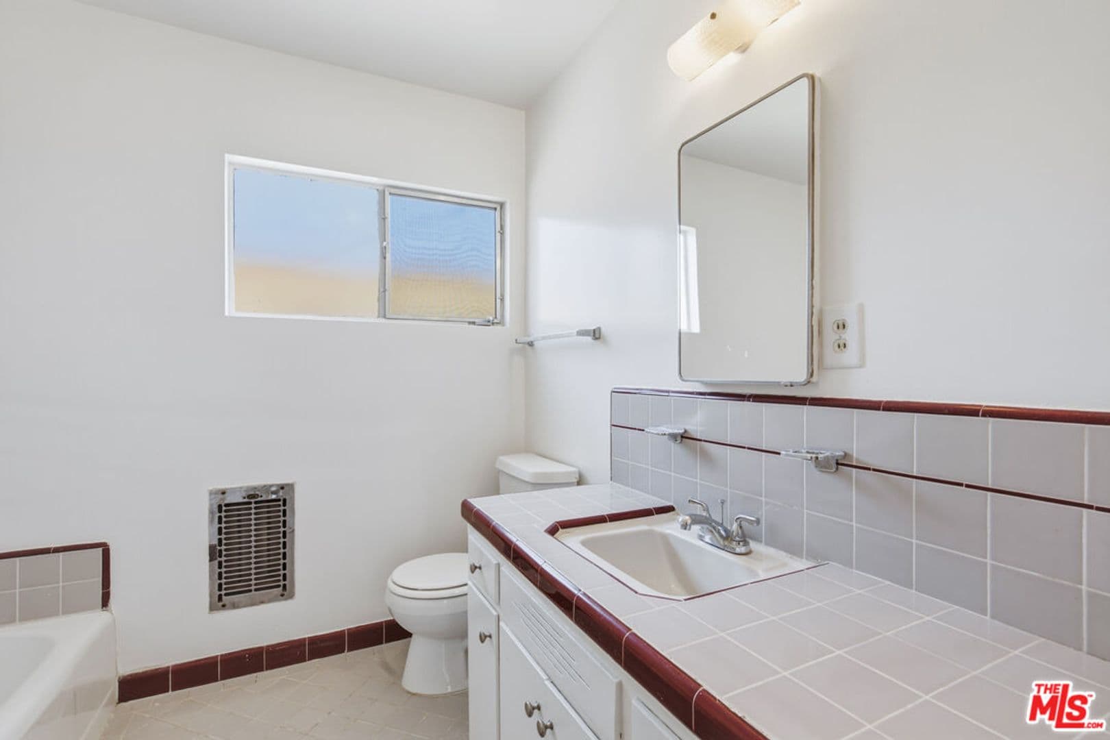 Los Angeles Apartment: 1058 S Wooster St