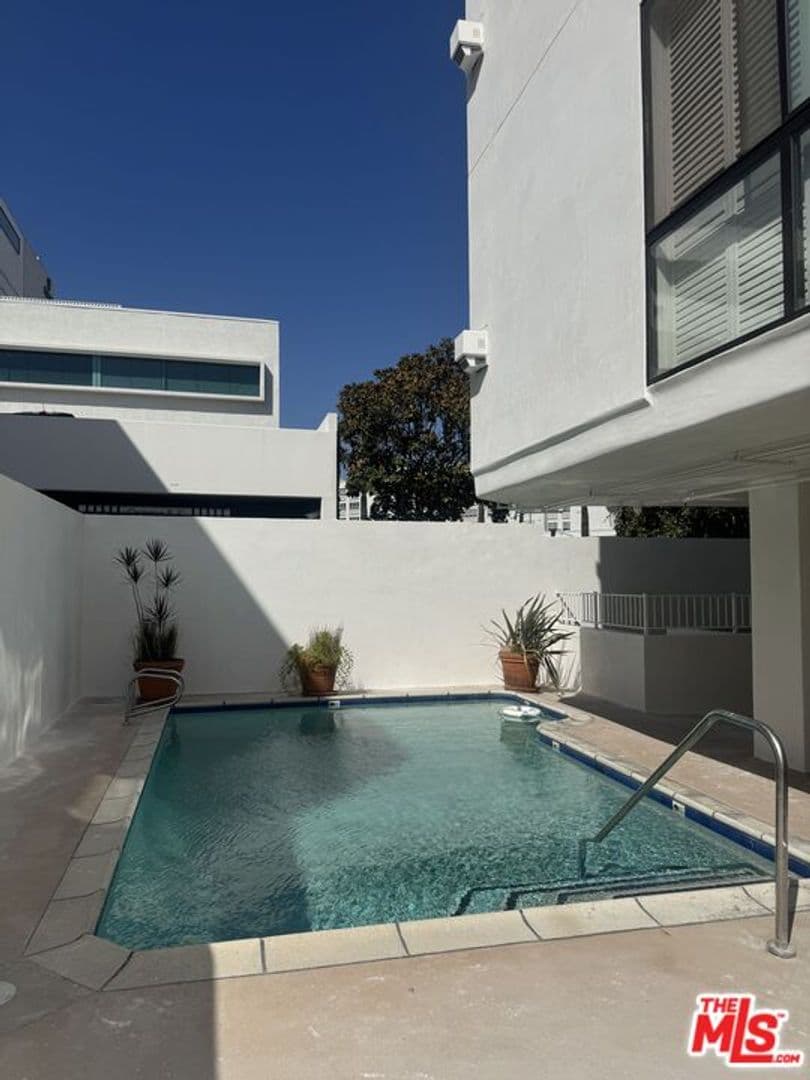 Beverly Hills Condo: 121 South Canon Drive