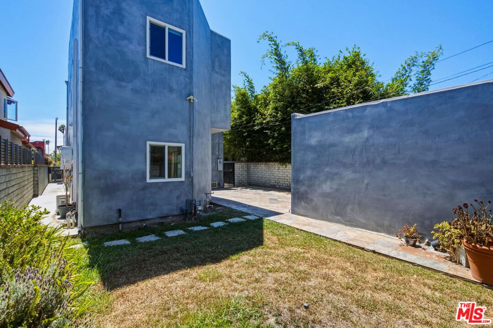 Venice House: 869 Warren Ave