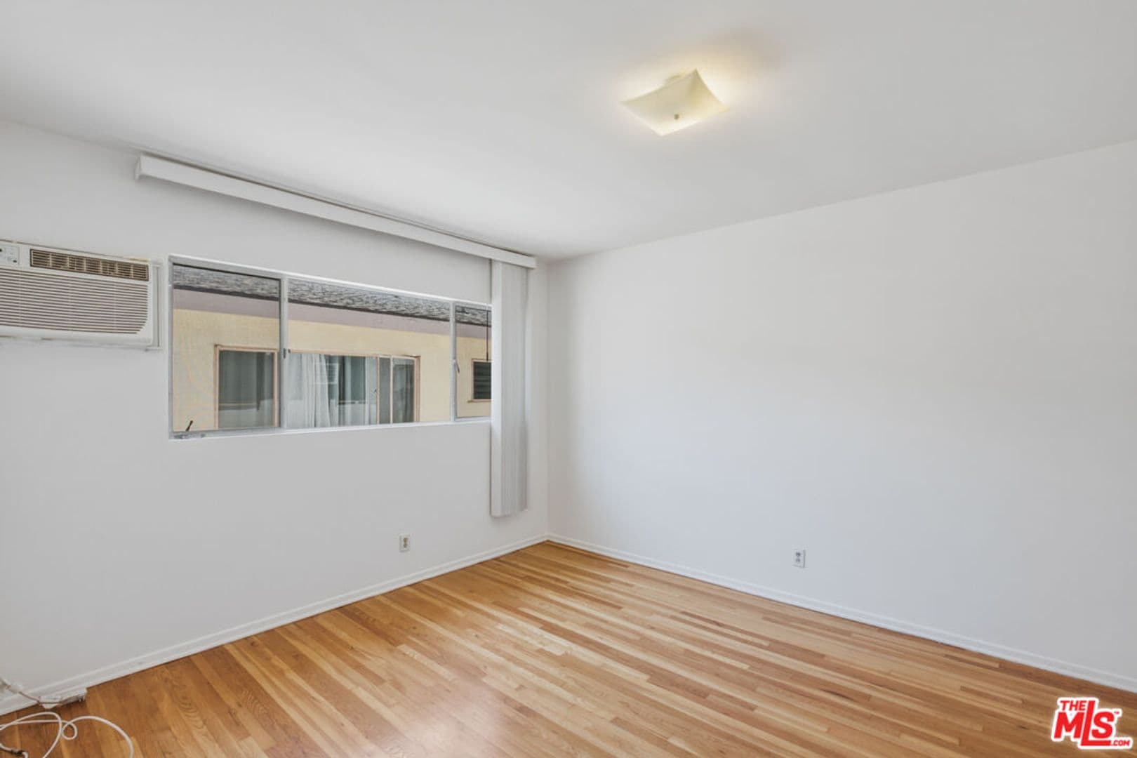 Los Angeles Apartment: 1058 S Wooster St