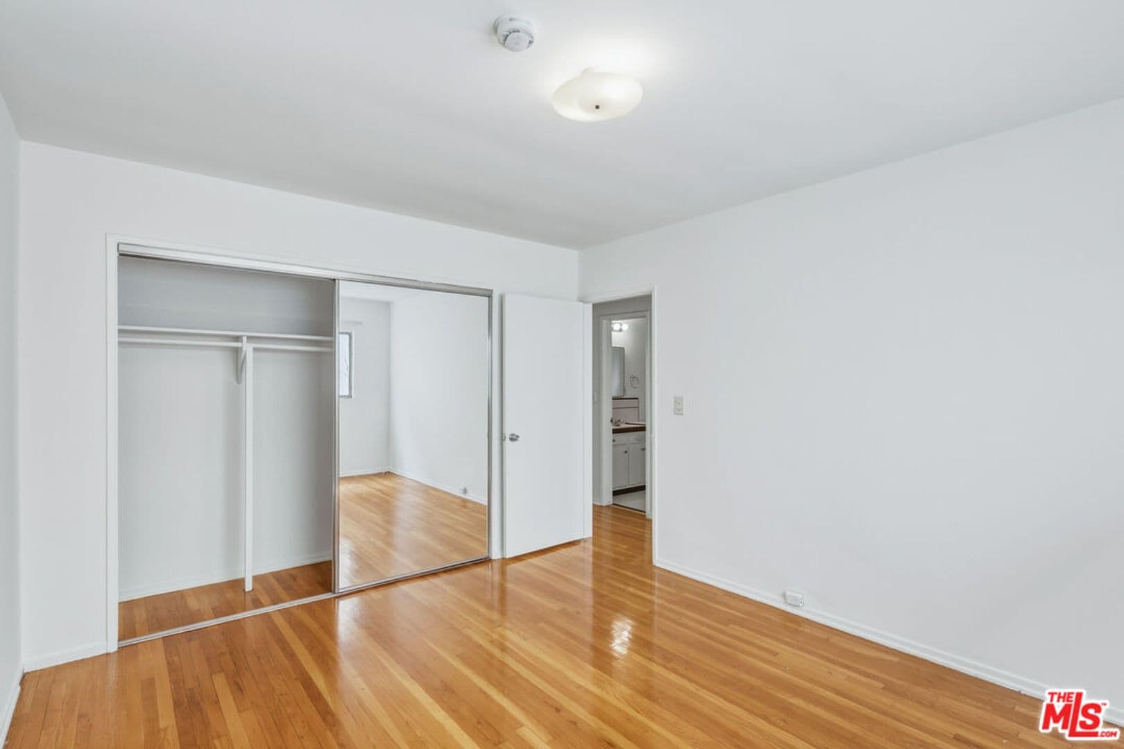 Los Angeles Apartment: 1058 S Wooster St