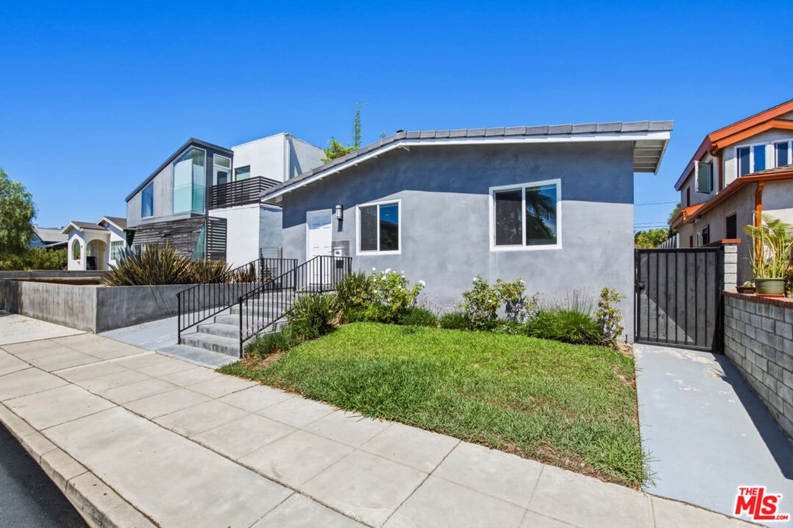 Venice House: 869 Warren Ave