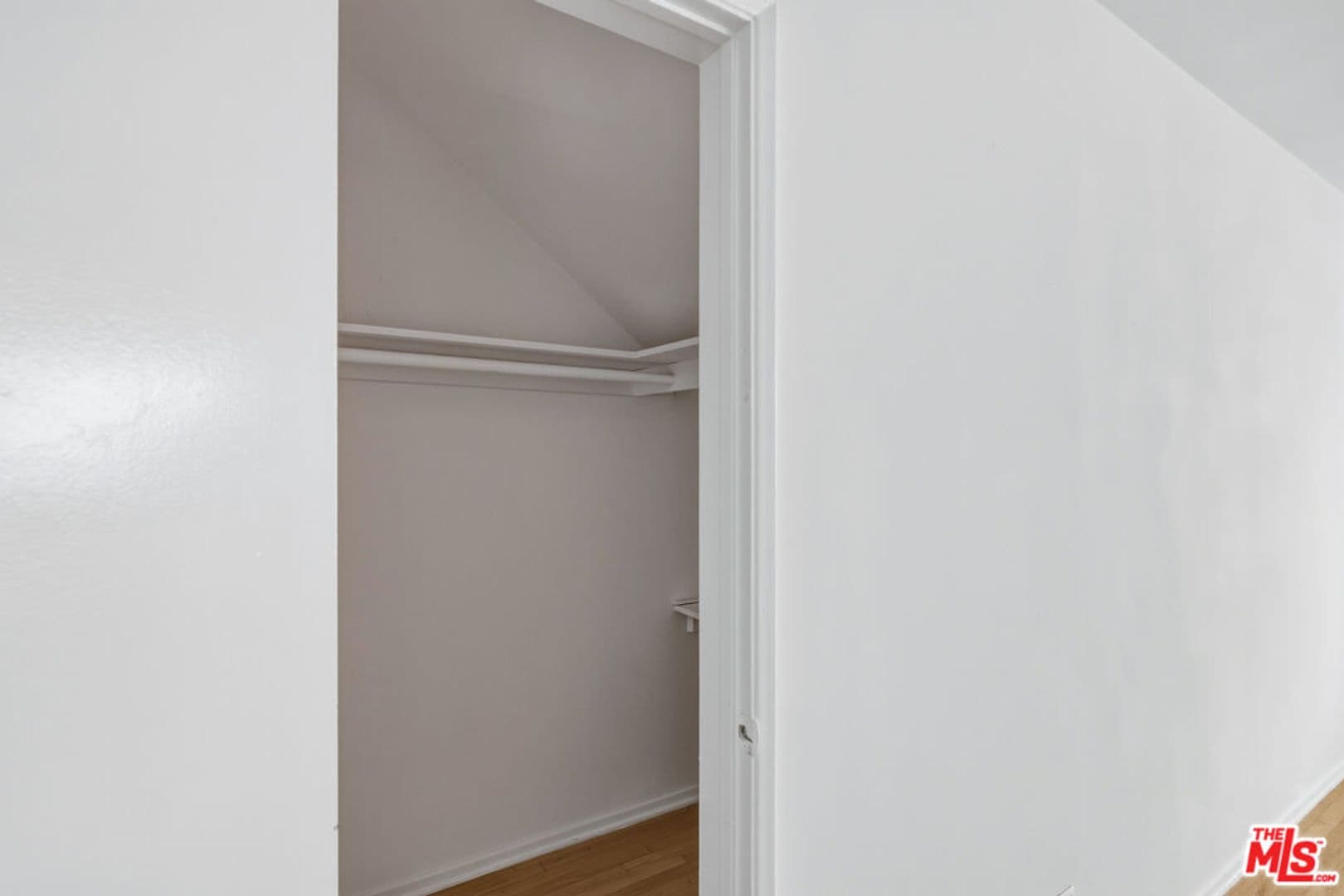 Los Angeles Apartment: 1058 S Wooster St