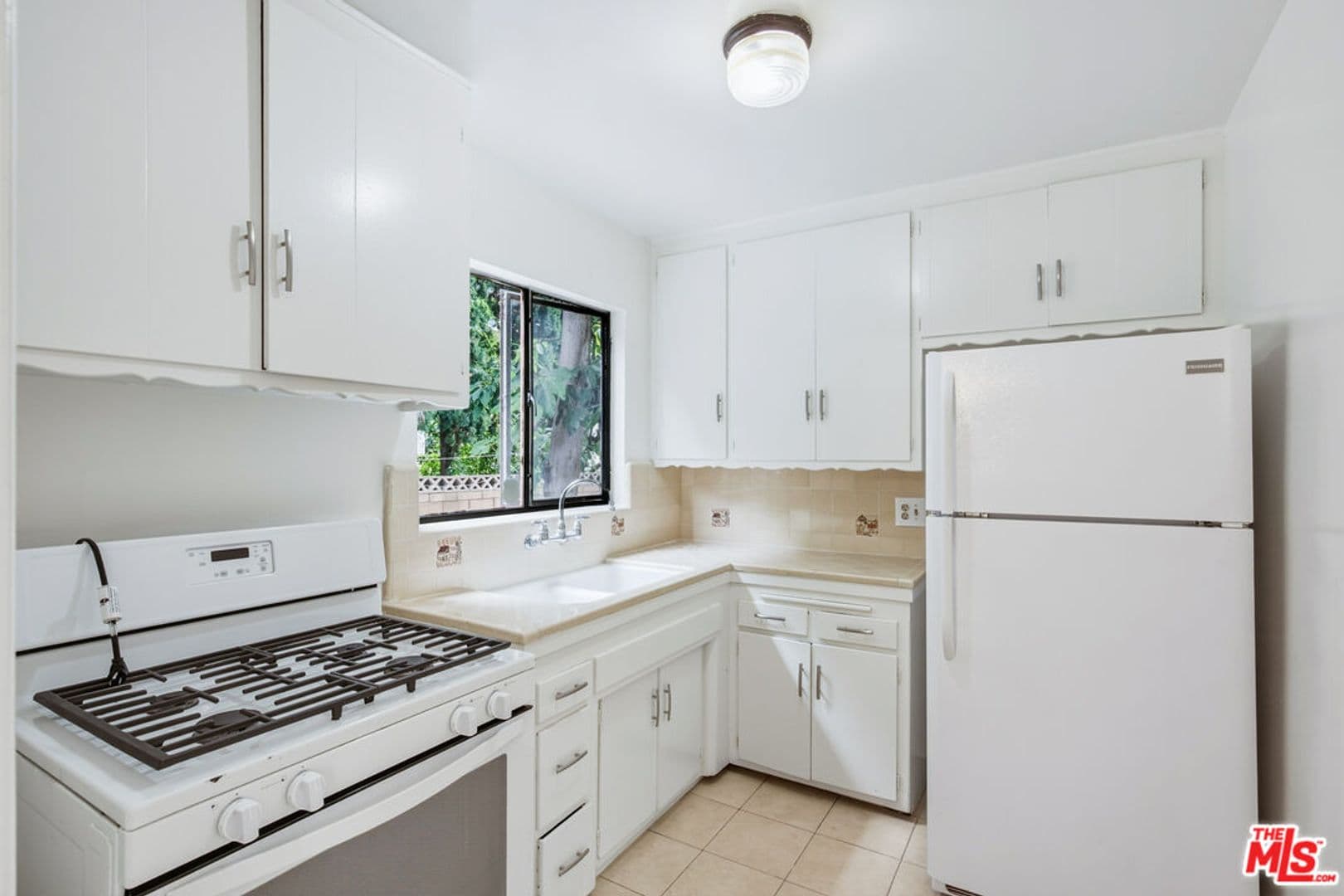 Los Angeles Apartment: 1058 S Wooster St