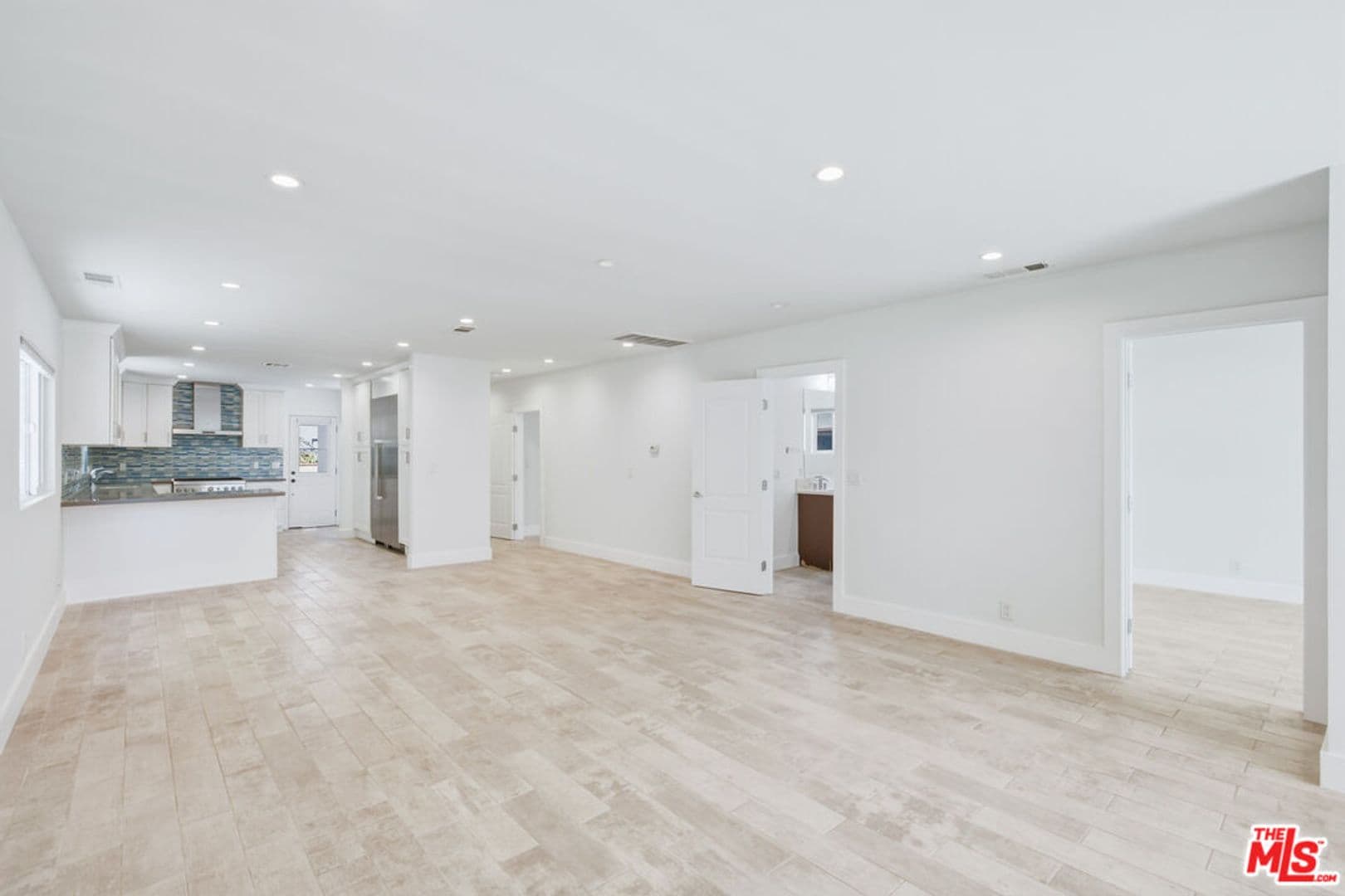 Venice House: 869 Warren Ave