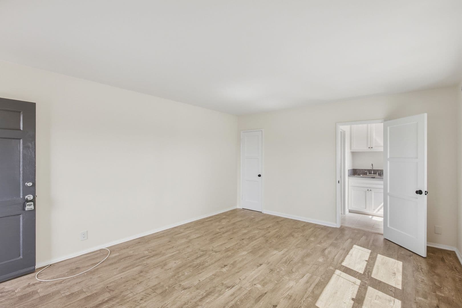 Santa Monica Apartment: 2521 Euclid Street