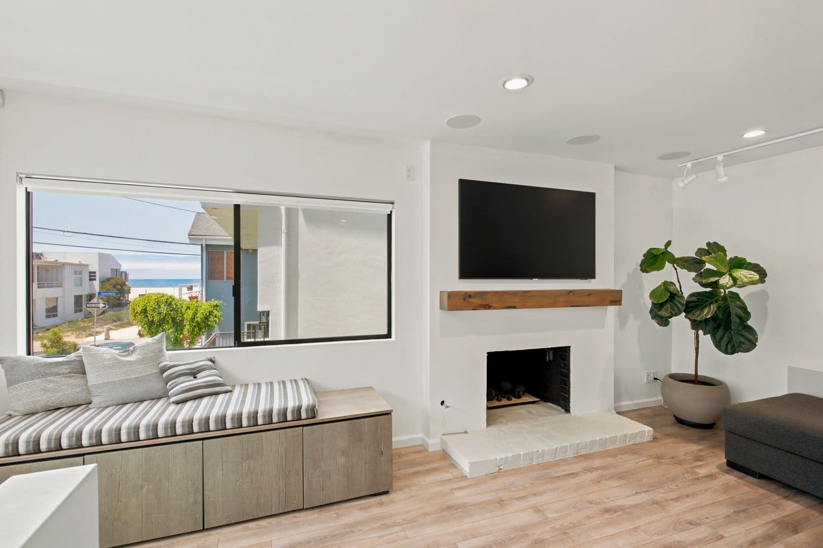Marina del Rey Apartment: 21-23 Privateer Street