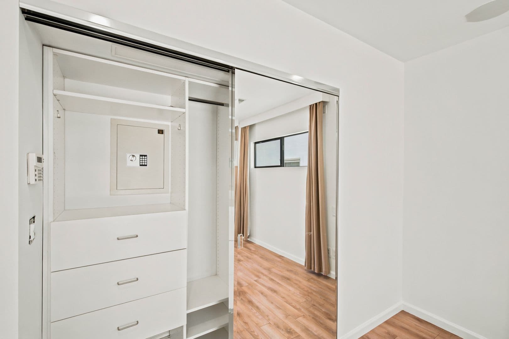 Marina del Rey Apartment: 21-23 Privateer Street