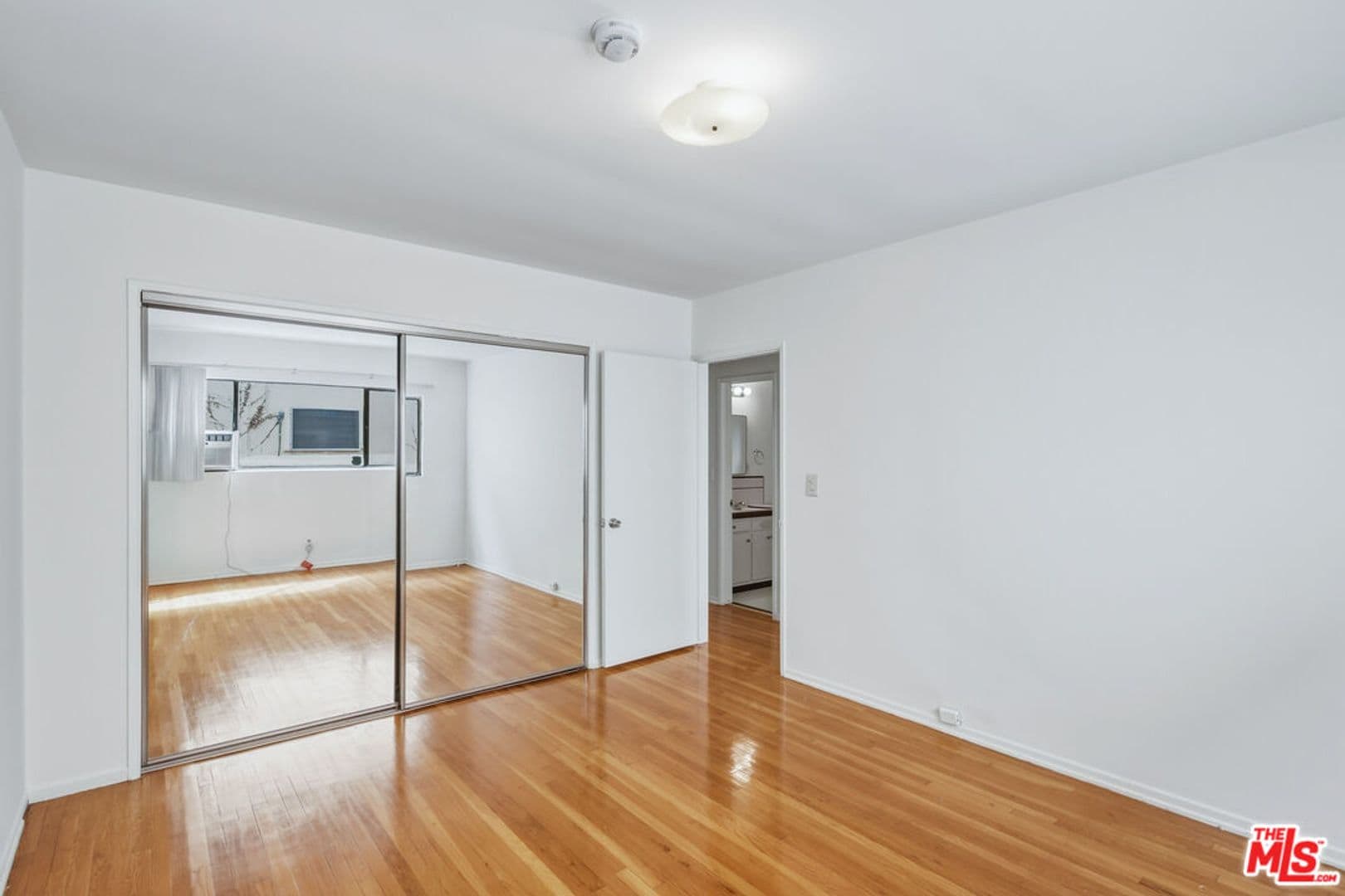 Los Angeles Apartment: 1058 S Wooster St