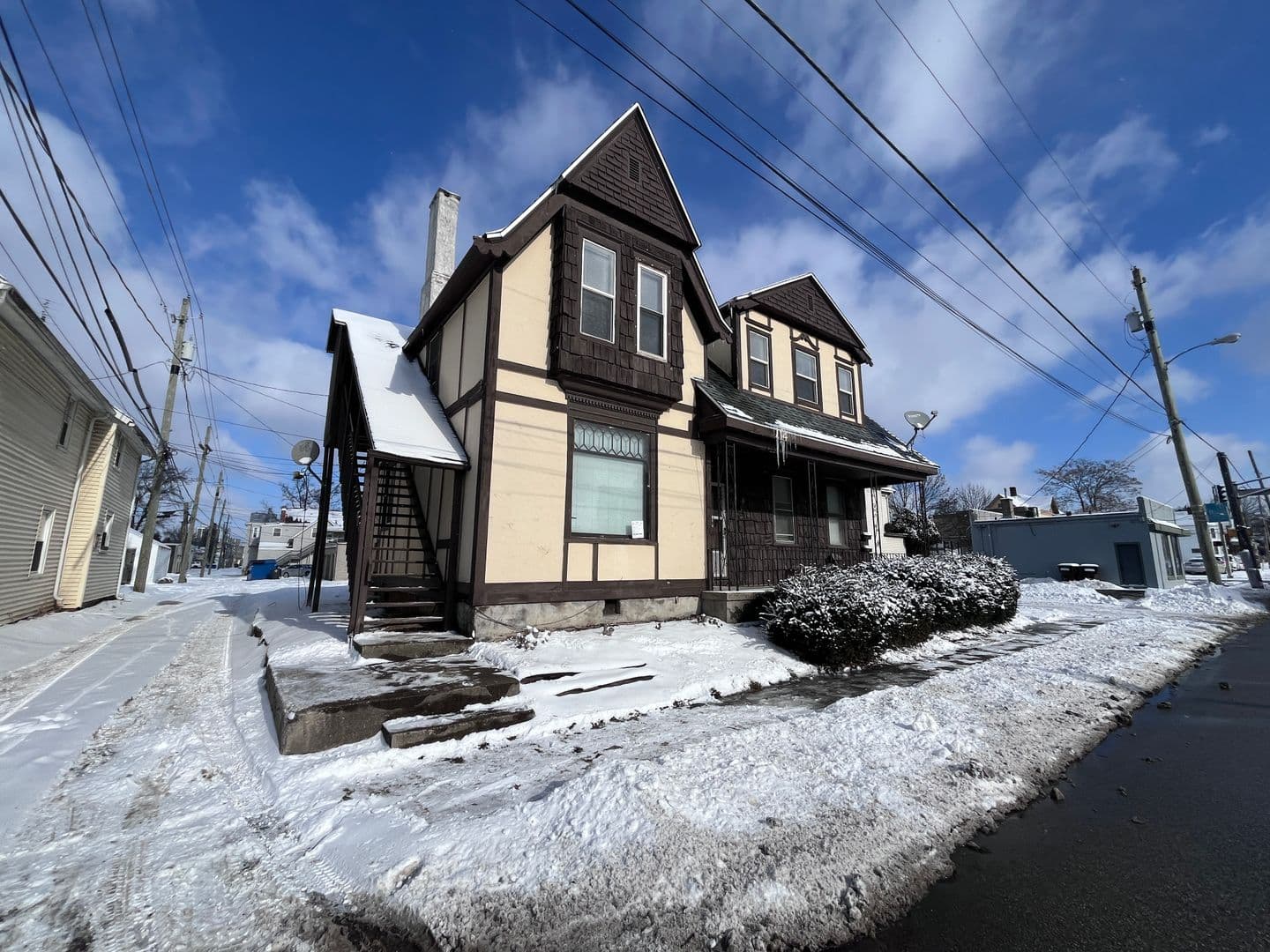 Fort Wayne Apartment: 114 W. Creighton Ave.