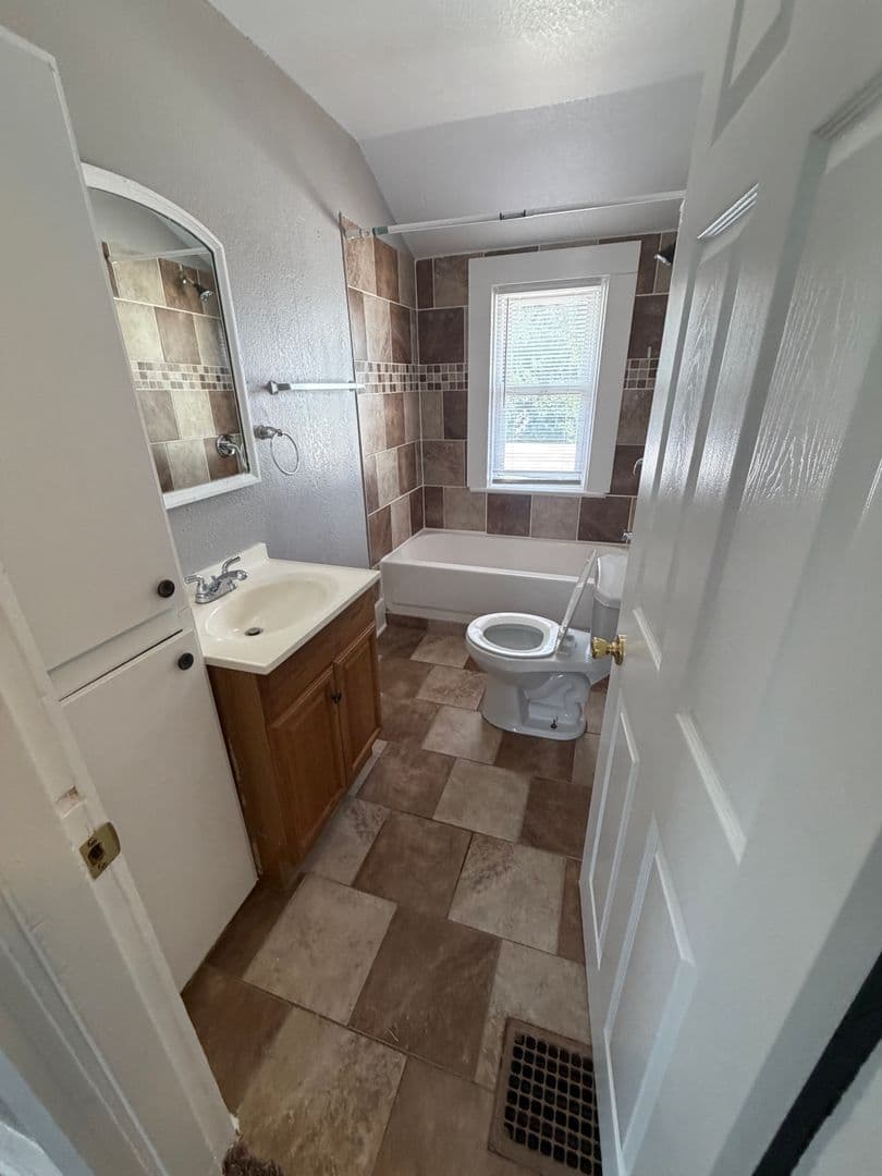 Fort Wayne Apartment: 2131 N Wells Street