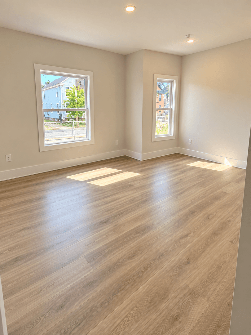 Claremont Apartment: 44 Central Street