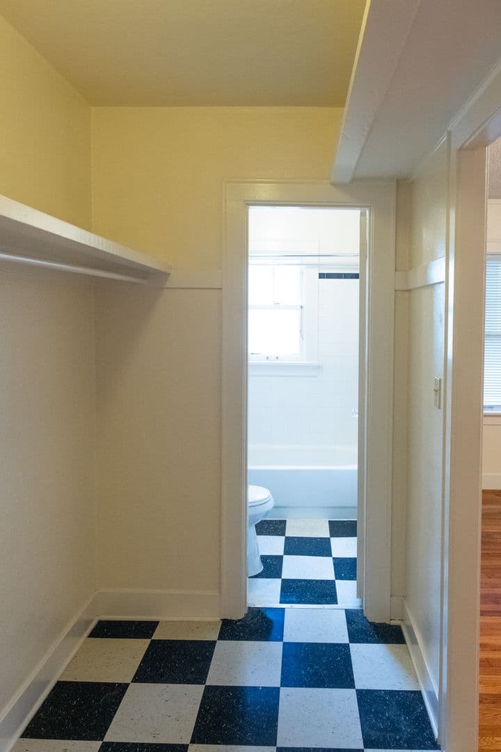 Portland Apartment: 1430 SE 14th Ave