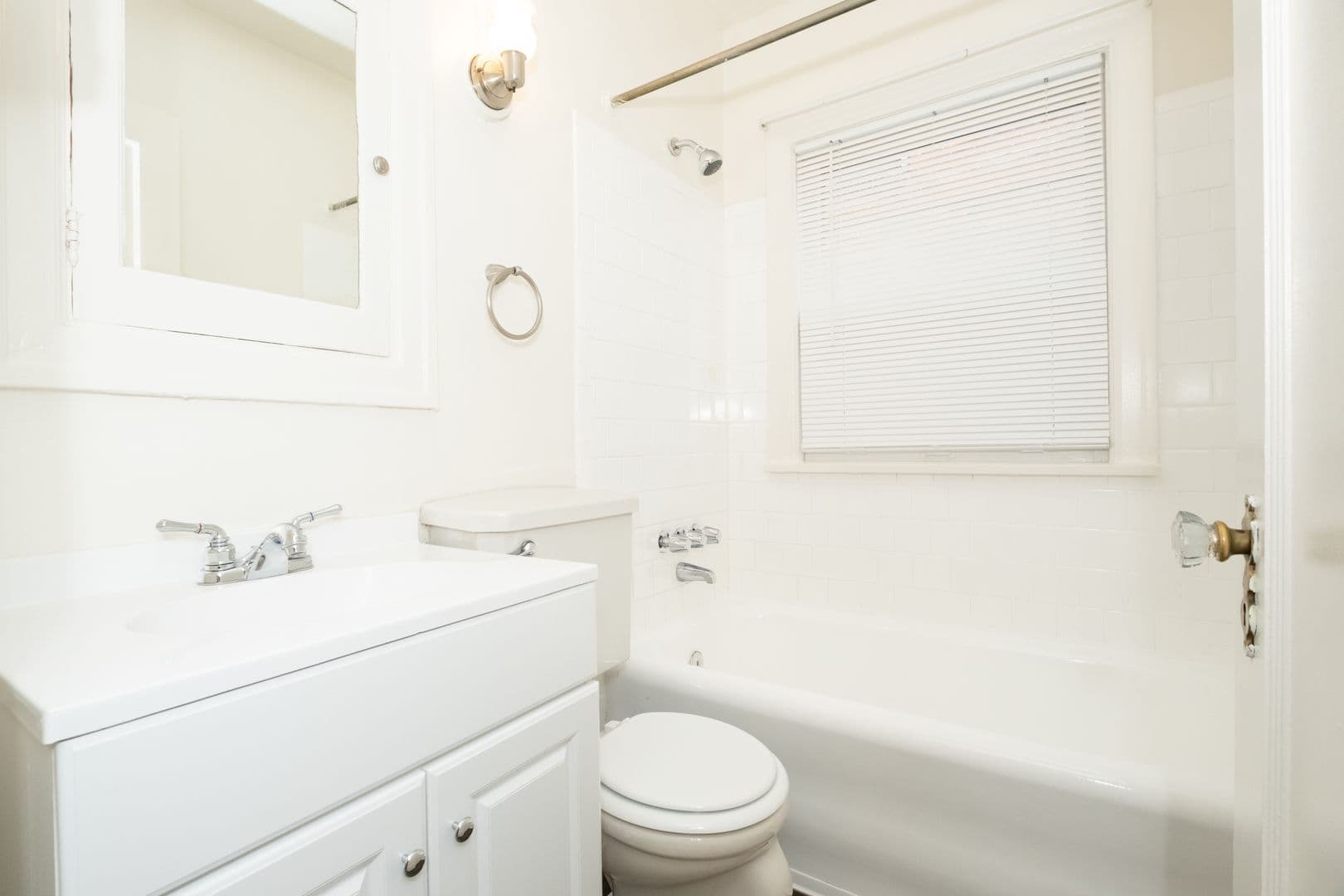 Portland Apartment: 6109 SE Belmont St.