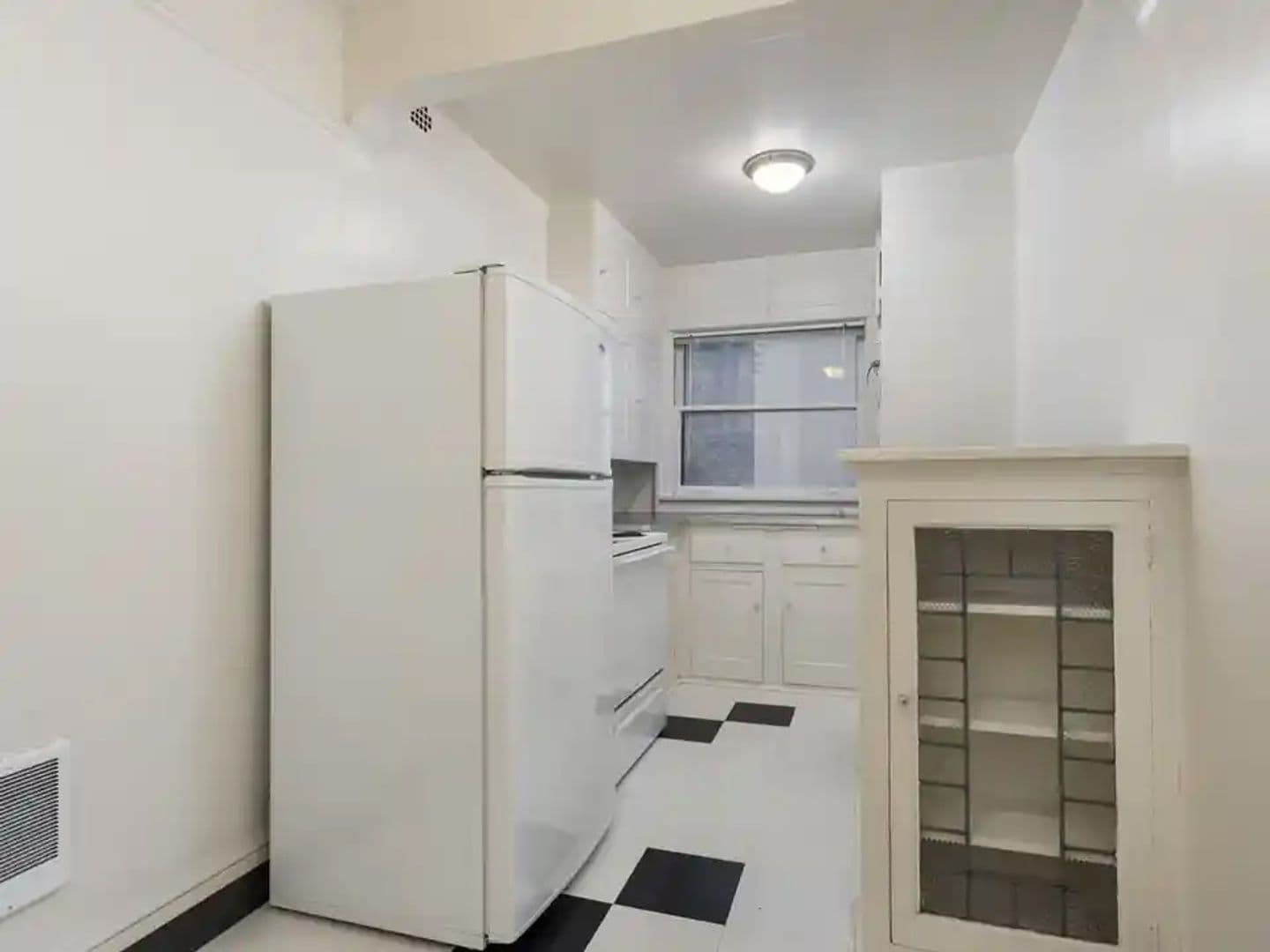 Portland Apartment: 1929 NW Irving St.
