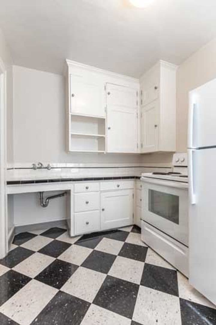 Portland Apartment: 1037 NW 20th Ave