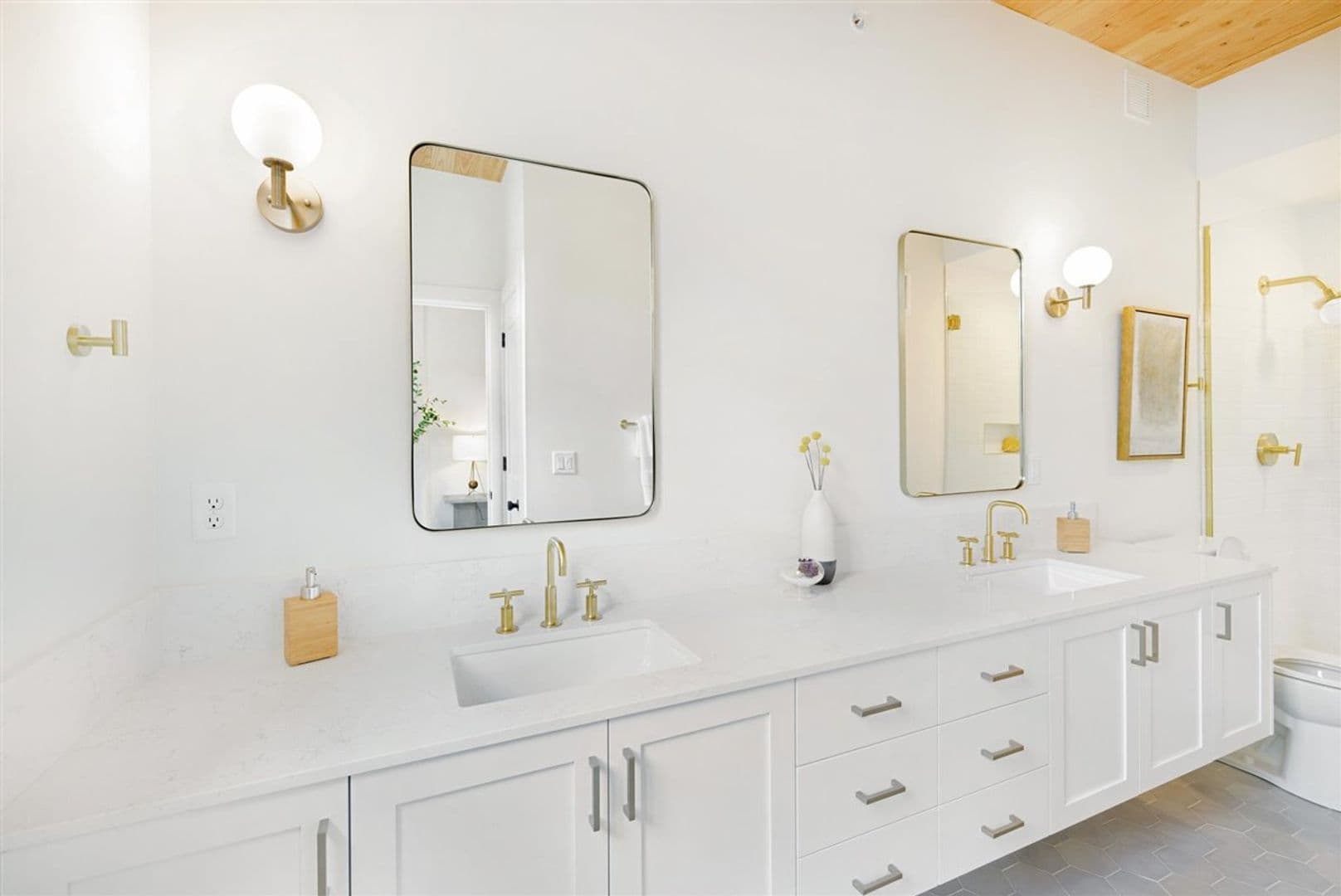 Portland Apartment: 2915A-2989B NW Wilson St.