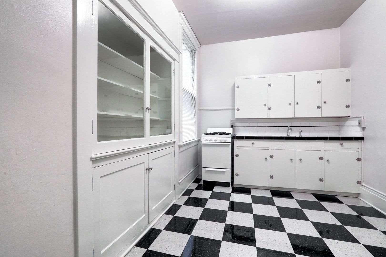 Portland Apartment: 819 NW 23rd Ave