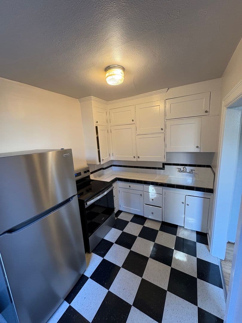 Portland Apartment: 1037 NW 20th Ave
