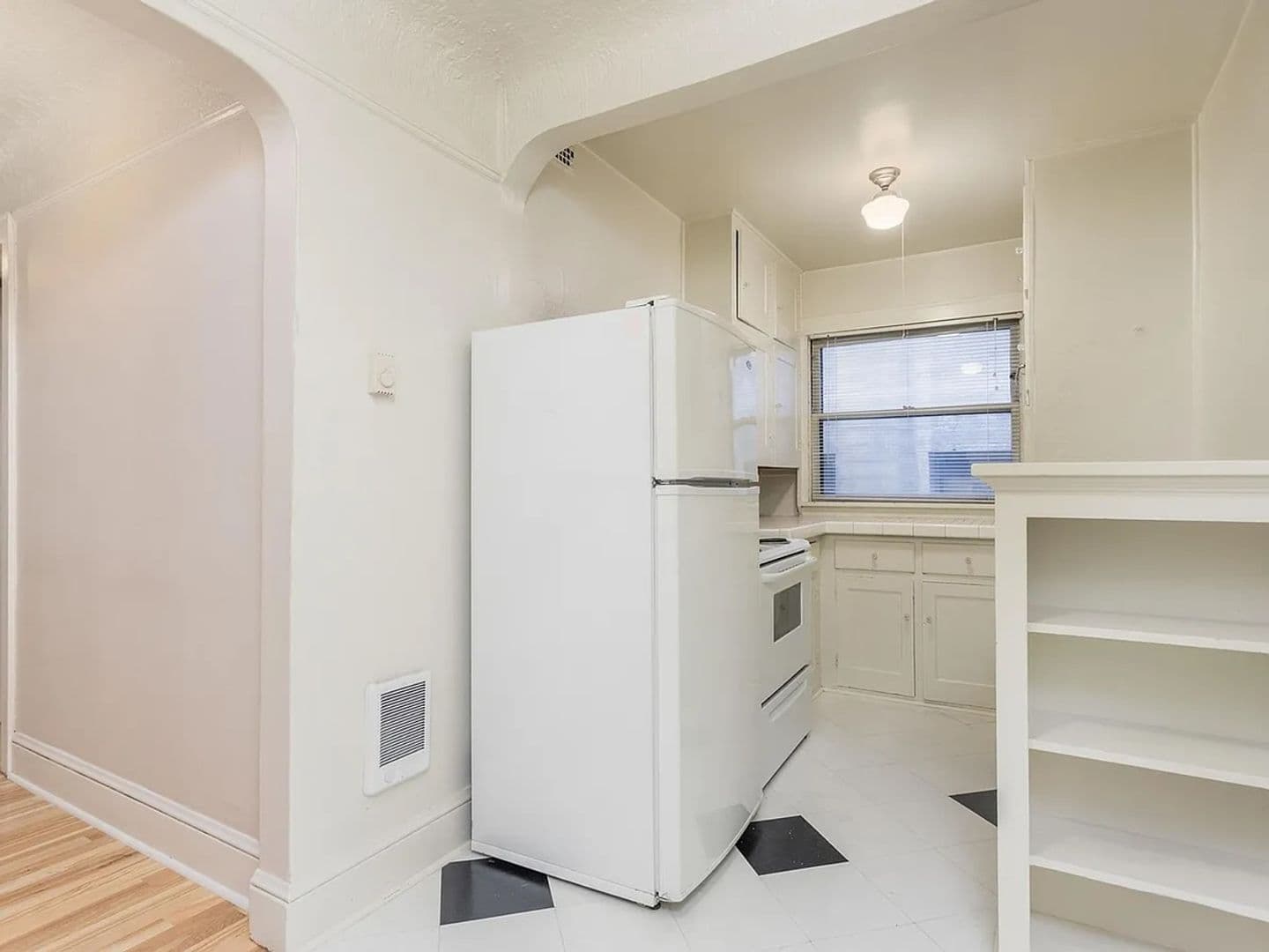Portland Apartment: 1929 NW Irving St.