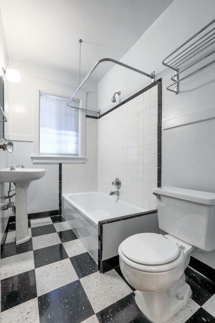 Portland Apartment: 2170 NE Hancock St