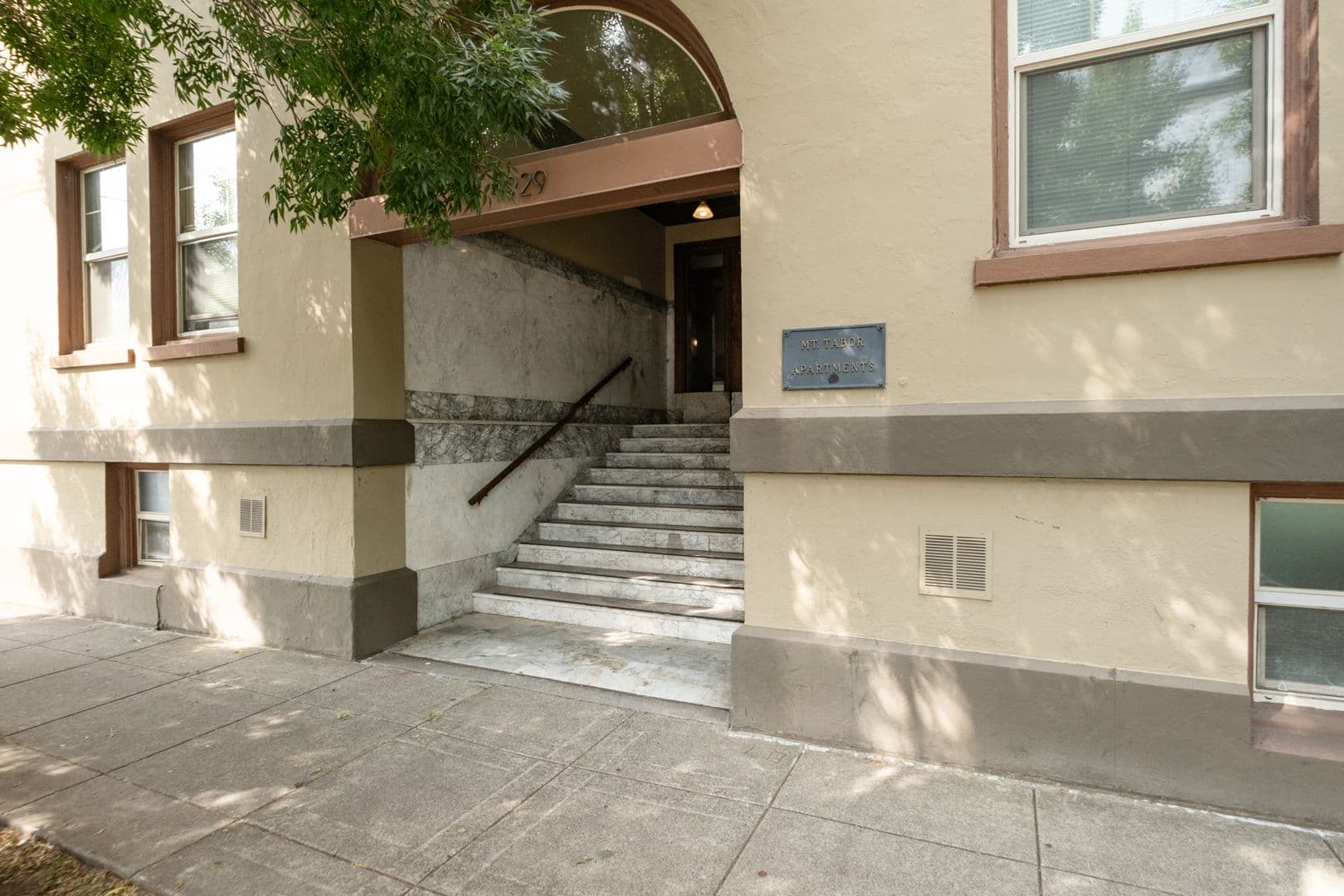 Portland Apartment: 4929 SE Hawthorne Blvd.