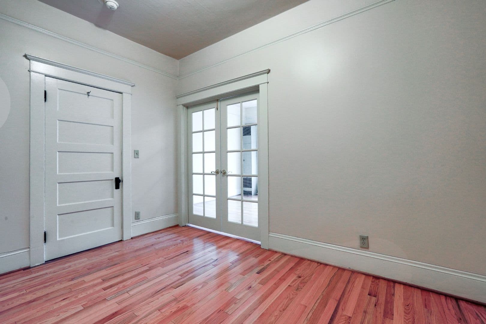 Portland Apartment: 819 NW 23rd Ave