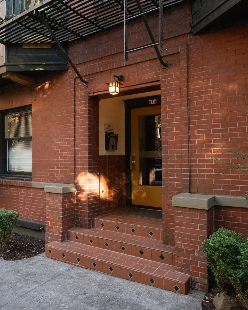Portland Apartment: 814 NW 22nd Ave