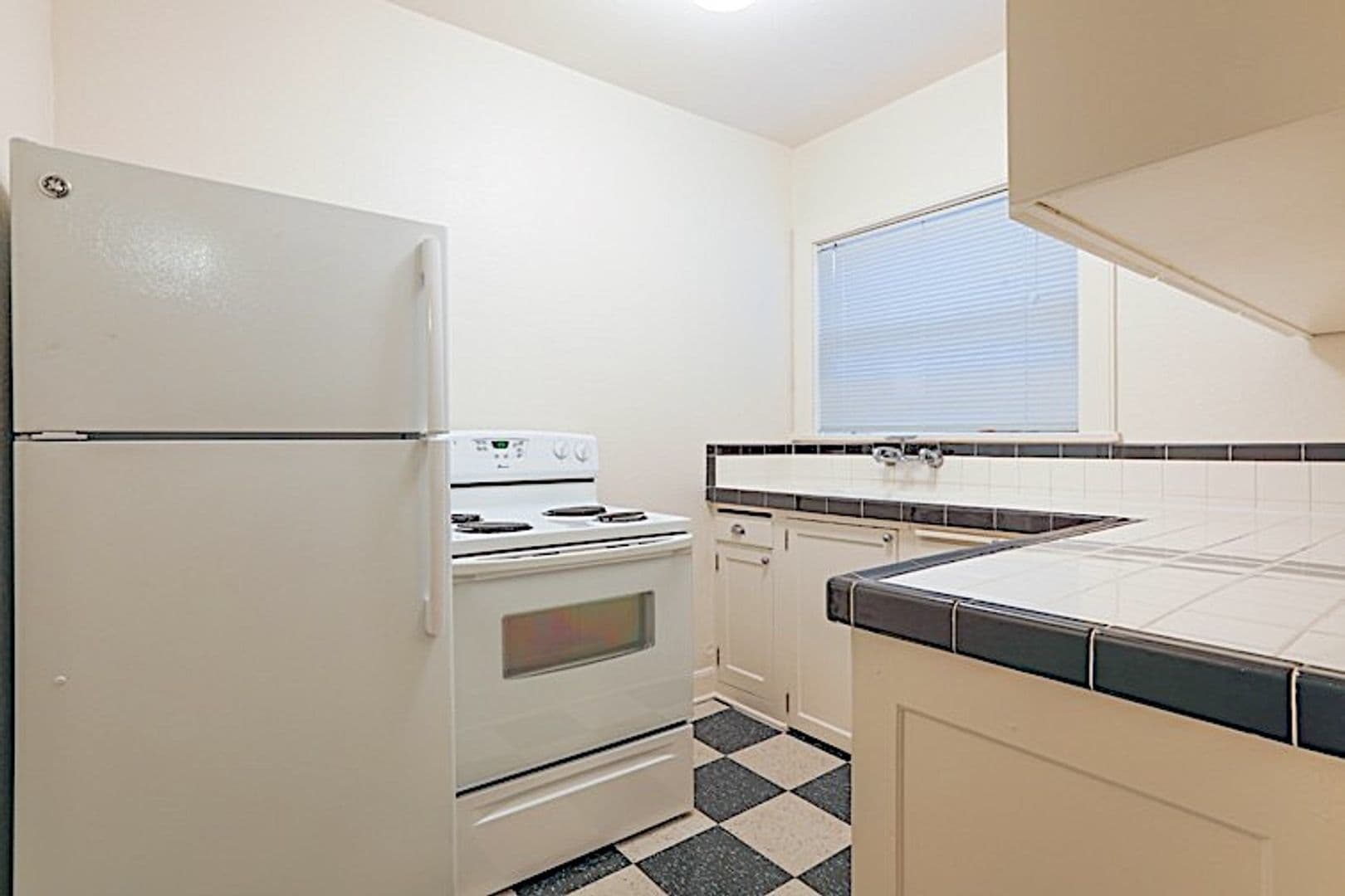 Portland Apartment: 2030 NW Marshall St
