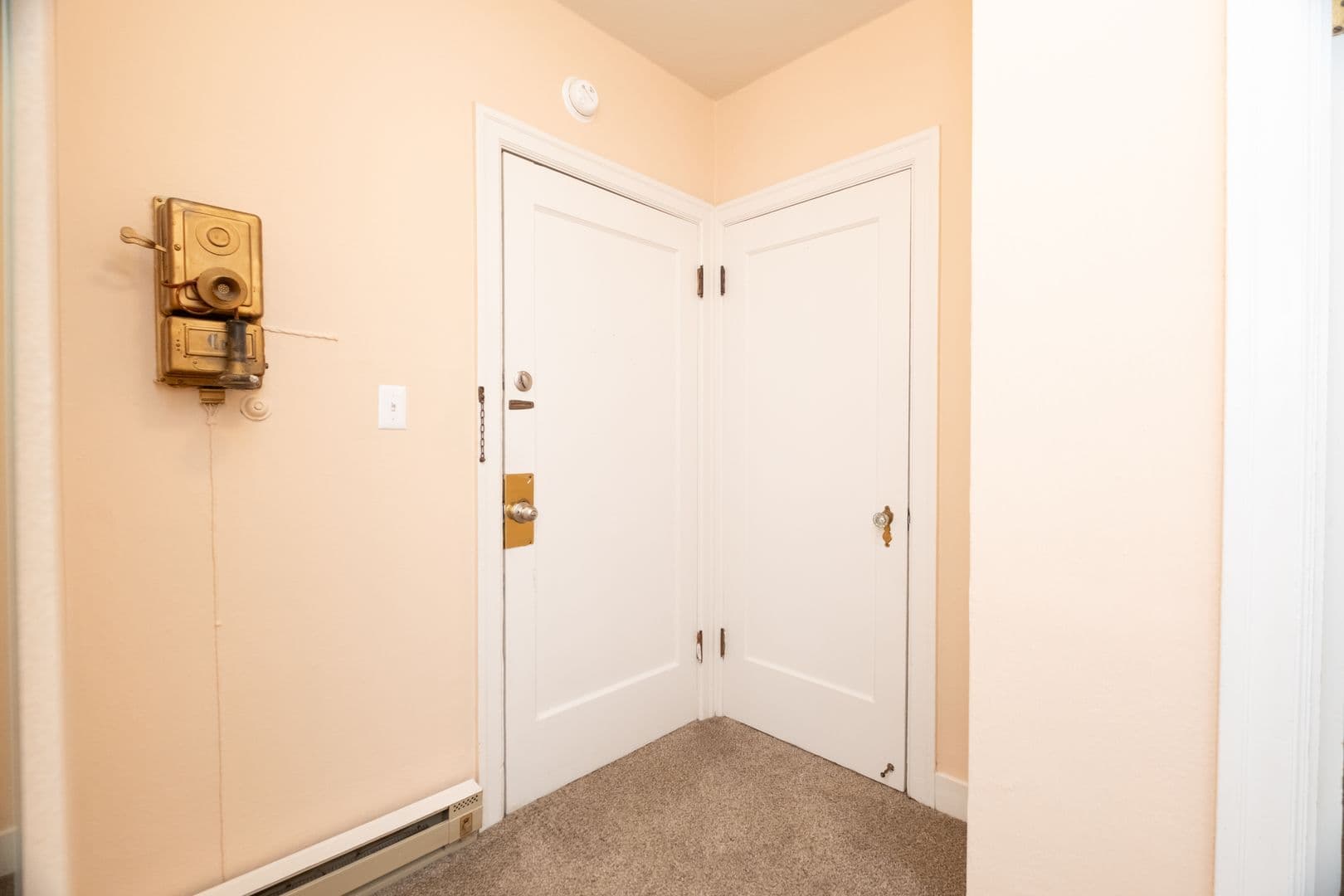 Portland Apartment: 6109 SE Belmont St.