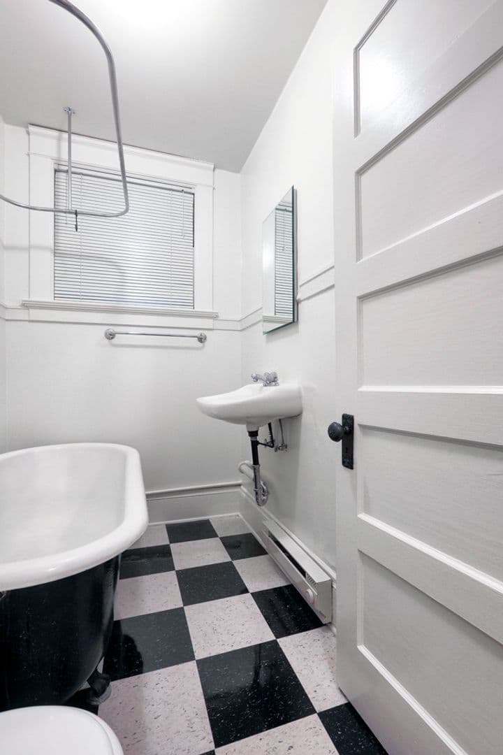 Portland Apartment: 819 NW 23rd Ave