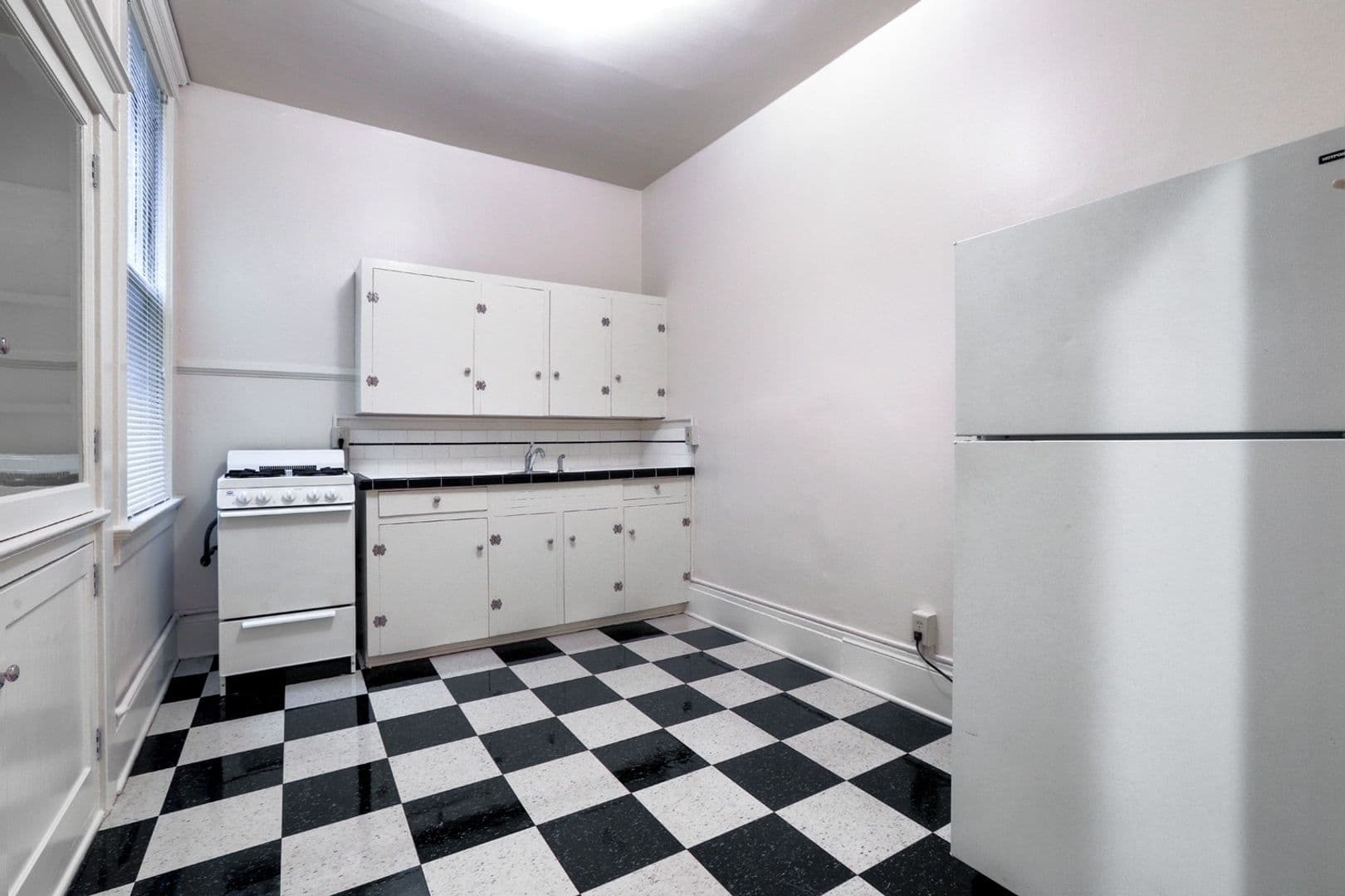 Portland Apartment: 819 NW 23rd Ave