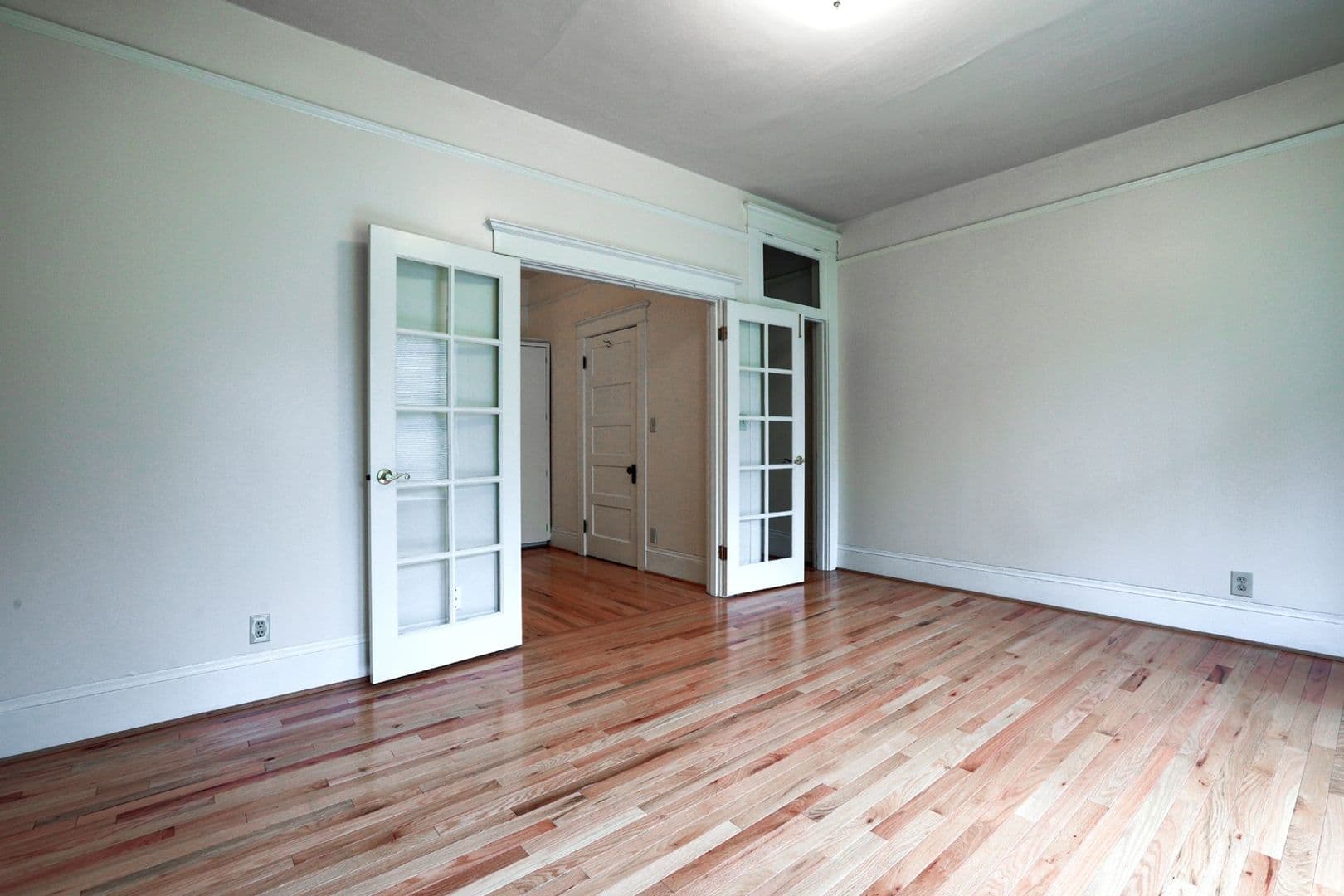 Portland Apartment: 819 NW 23rd Ave