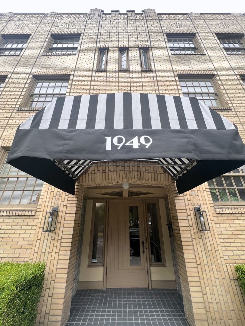 Portland Apartment: 1949 NW Everett St.