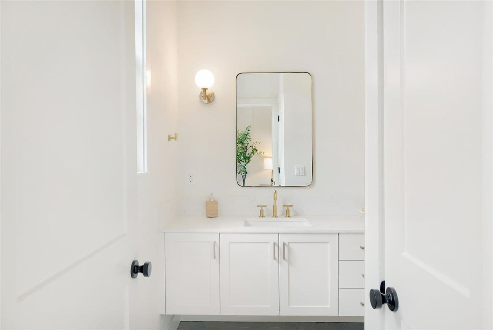 Portland Apartment: 2915A-2989B NW Wilson St.