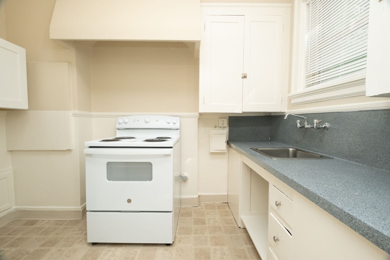 Portland Apartment: 4929 SE Hawthorne Blvd.