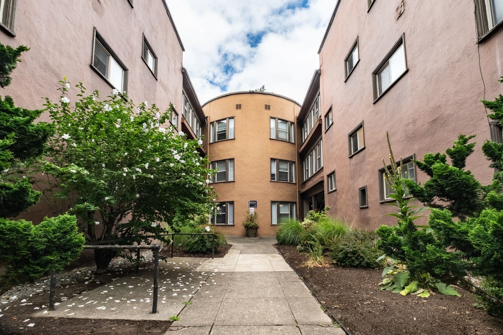 Portland Apartment: 833 NE Schuyler St.