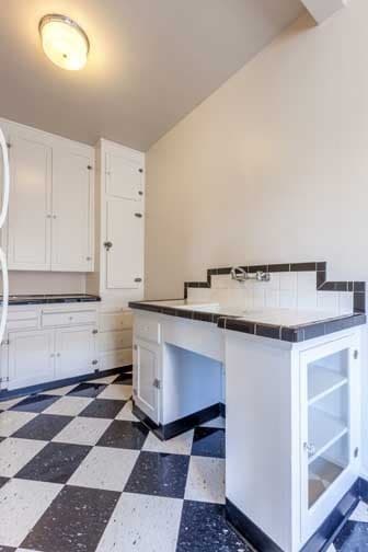Portland Apartment: 2503 NW Raleigh St