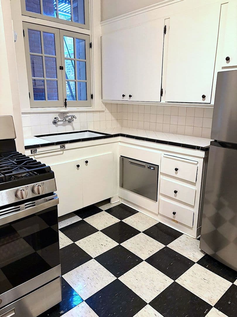 Portland Apartment: 117 NW Trinity Pl