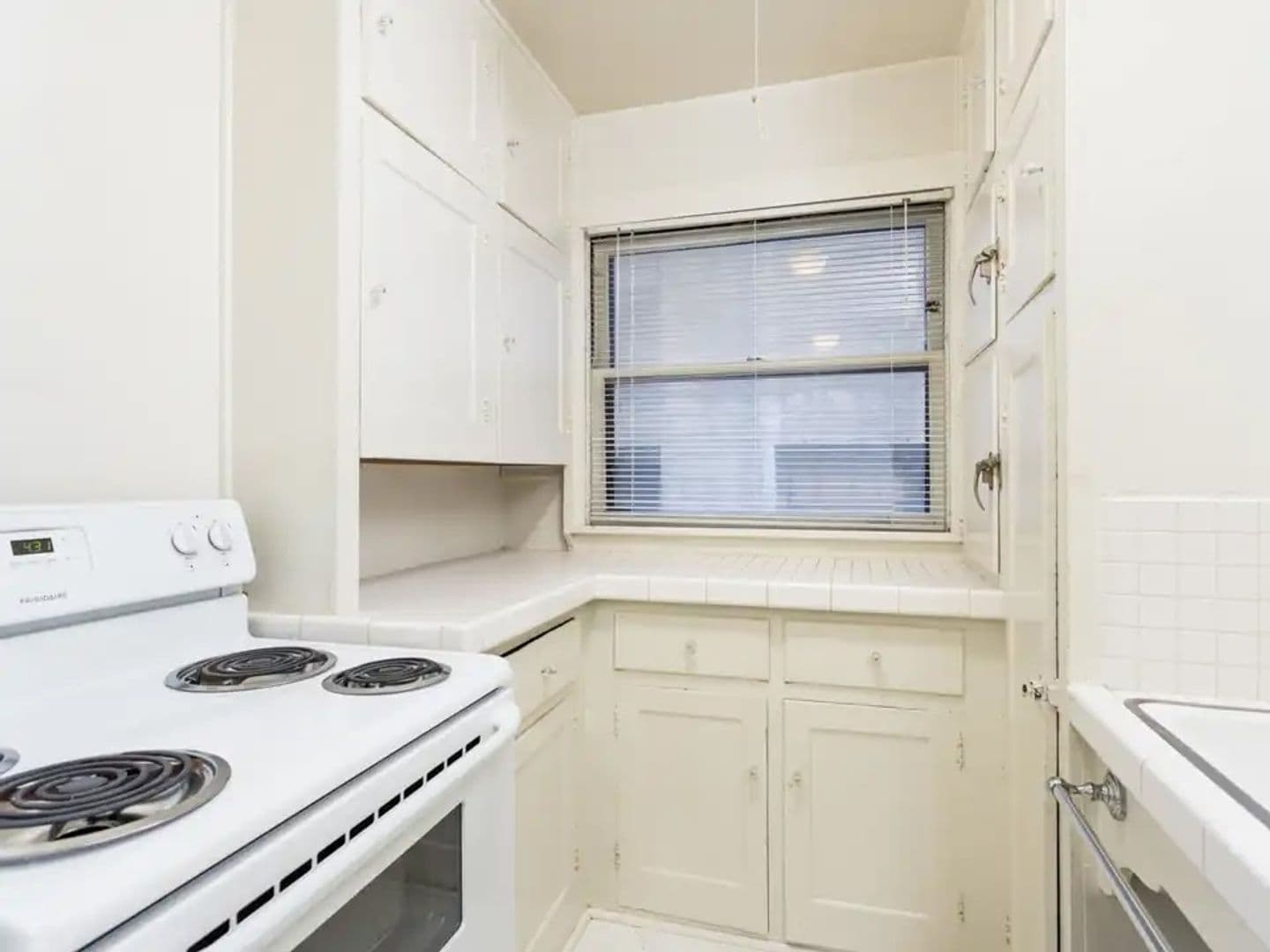 Portland Apartment: 1929 NW Irving St.