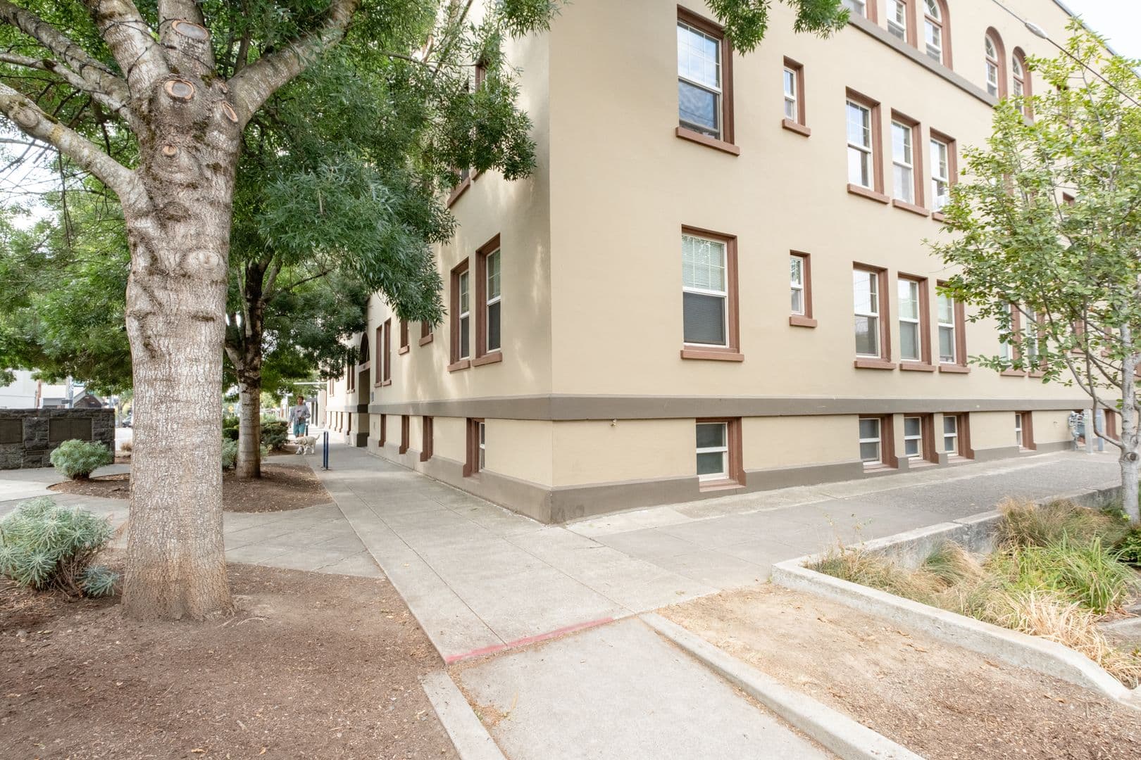 Portland Apartment: 4929 SE Hawthorne Blvd.