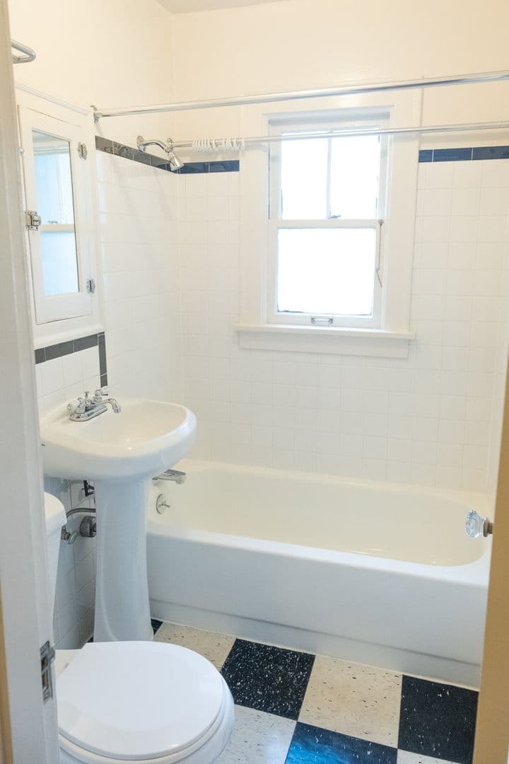 Portland Apartment: 1430 SE 14th Ave