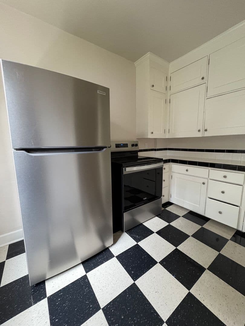 Portland Apartment: 1037 NW 20th Ave