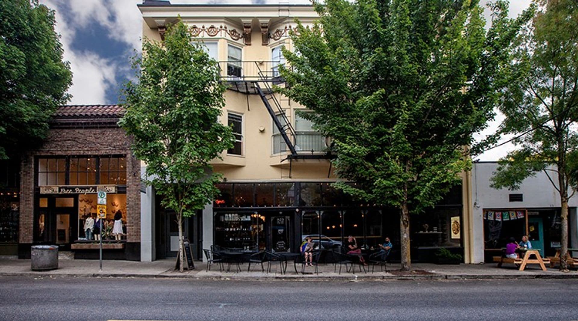 Portland Apartment: 819 NW 23rd Ave
