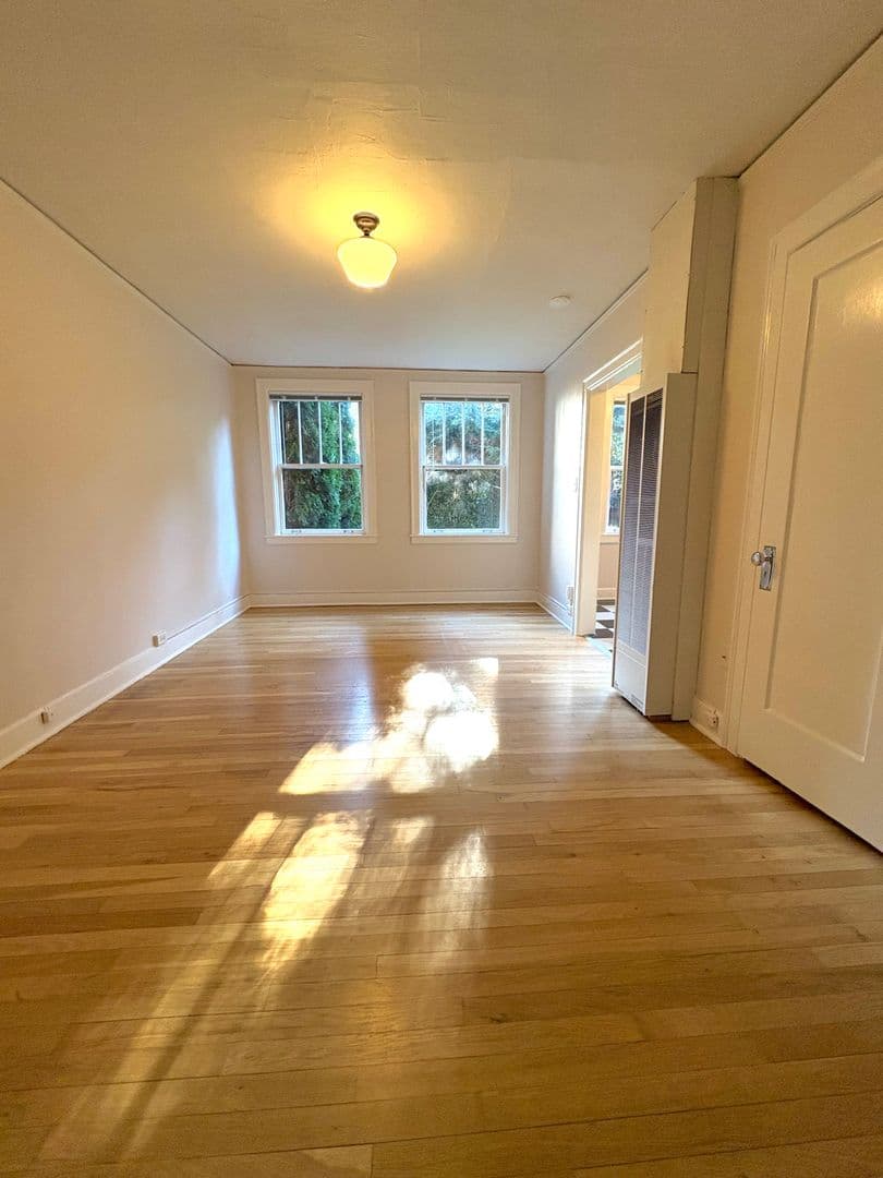 Portland Apartment: 1037 NW 20th Ave