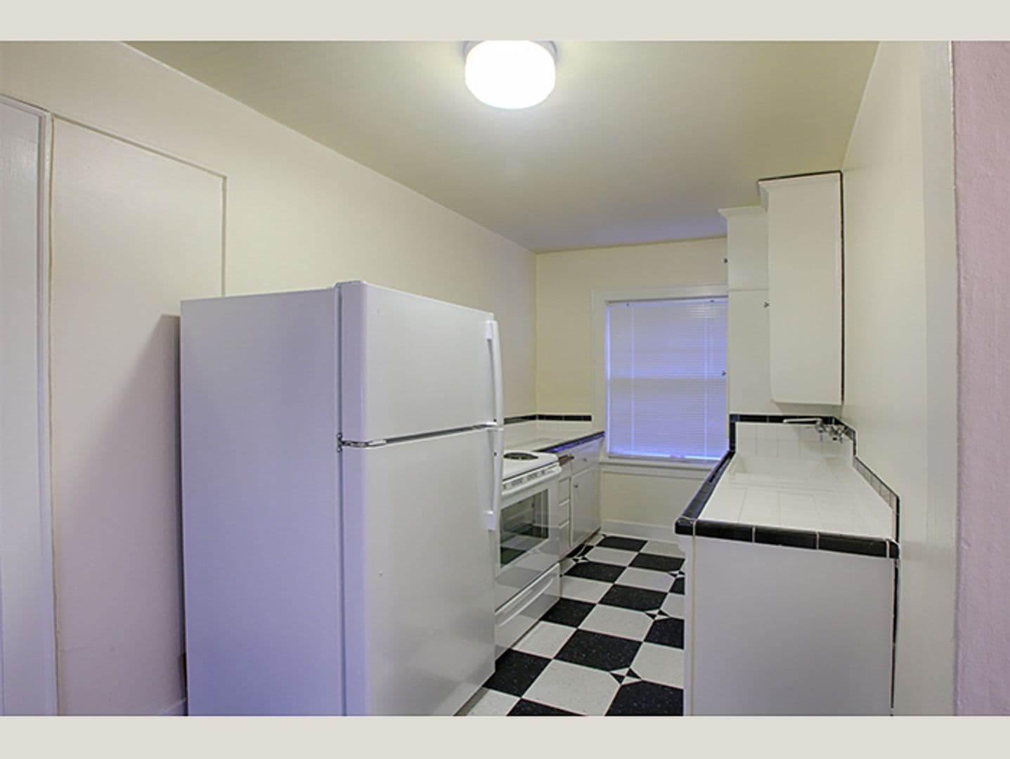 Portland Apartment: 1430 SE 14th Ave