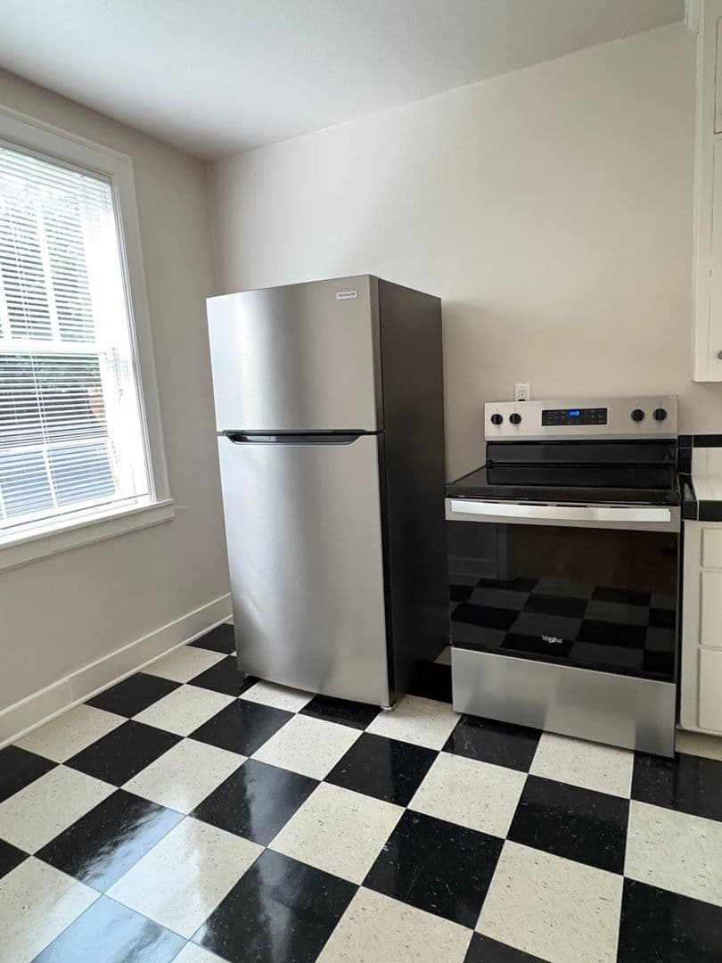 Portland Apartment: 1037 NW 20th Ave