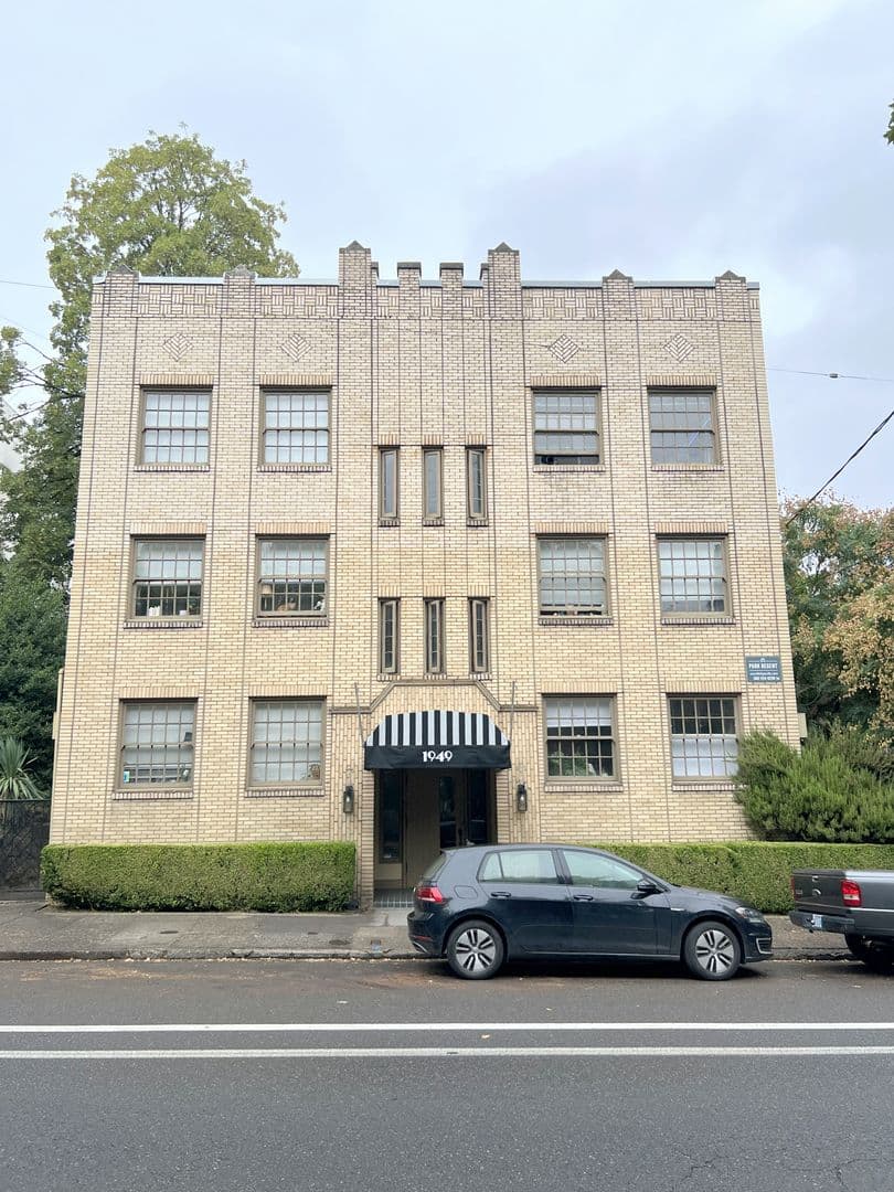 Portland Apartment: 1949 NW Everett St.
