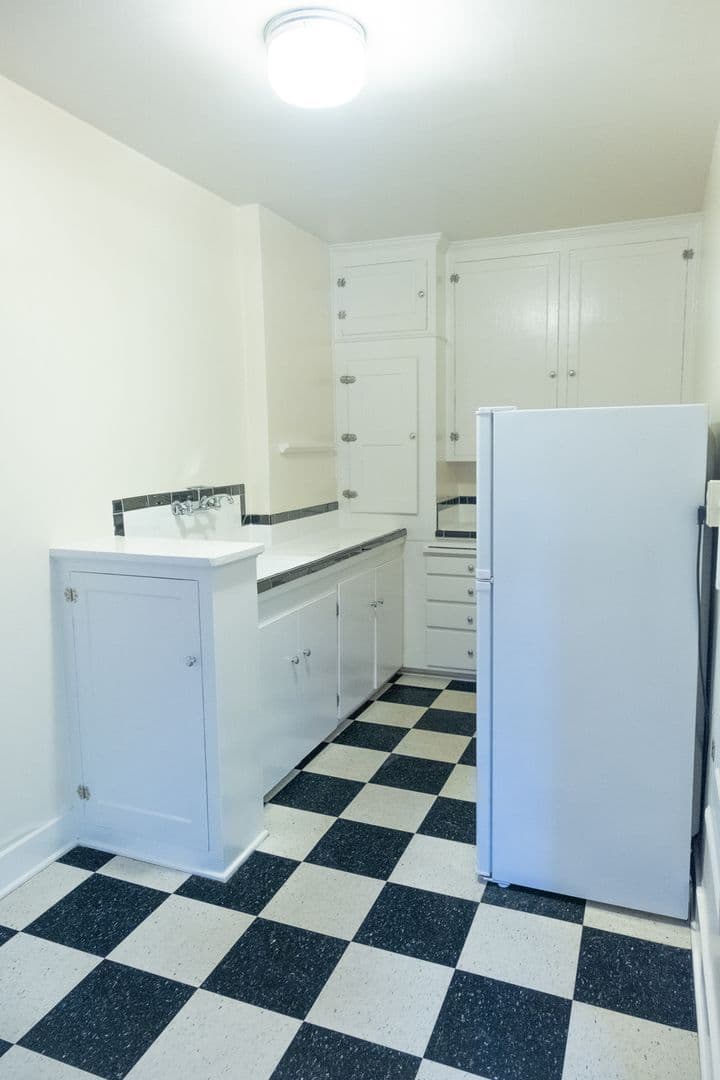Portland Apartment: 1430 SE 14th Ave