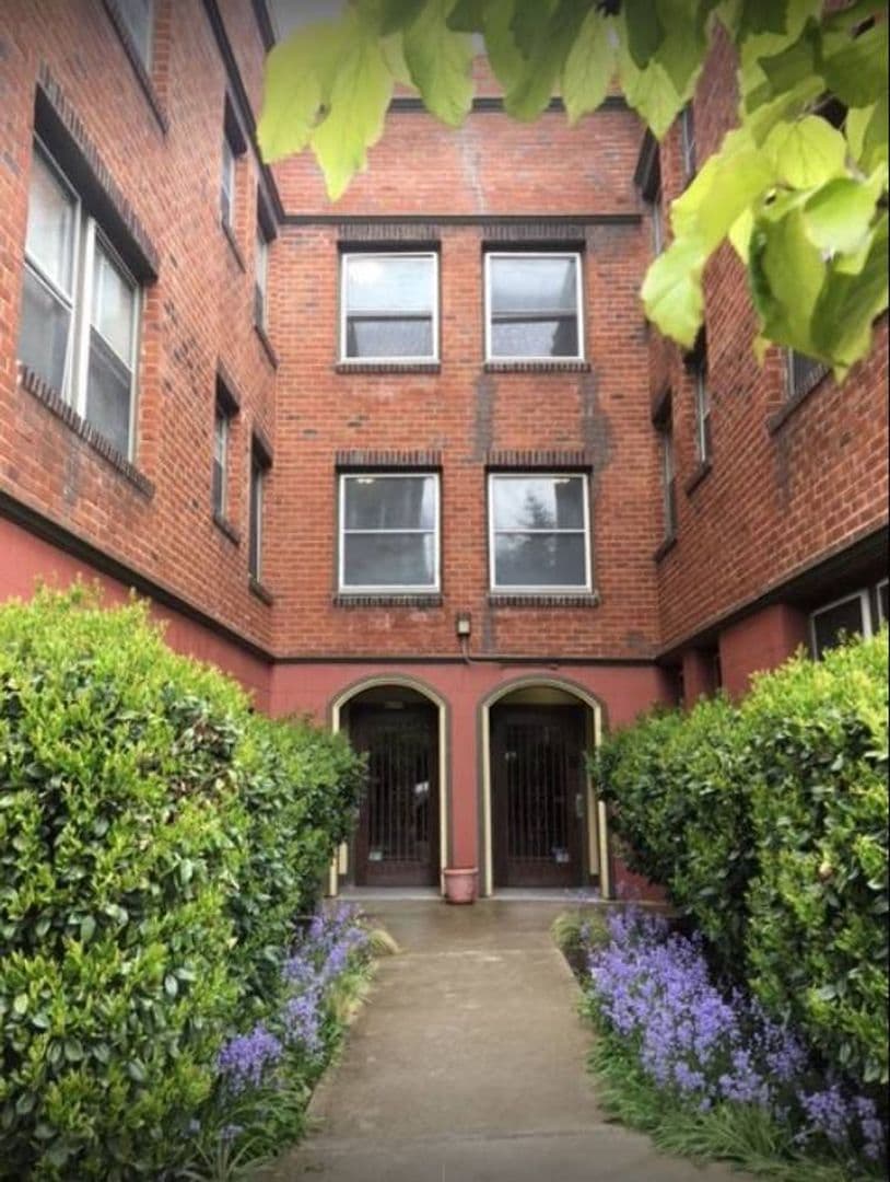 Portland Apartment: 6109 SE Belmont St.